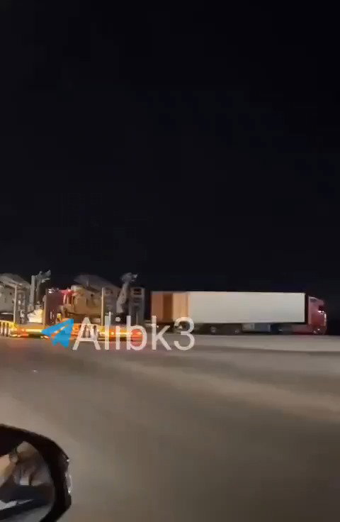 בתיעוד נראים לכאורה כוחות צבא אמריקאים מפנים מהבסיס האווירי מוופק א־סלטי בירדן מסוקים, בהם מסוקי בלאק הוק, שניזוקו בתקיפות האיראניות.