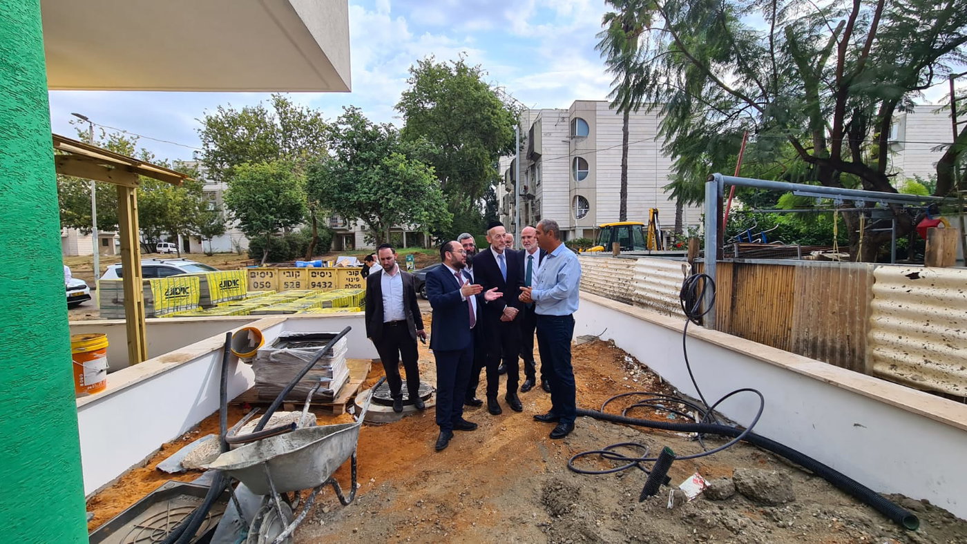 אורי מקלב עם עוזרו הנאמן דוד ורצמן בעוד שליחות בשמחה