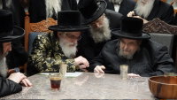 האדמו"ר מויזניץ בביקור אצל האדמו"ר מבעלזא