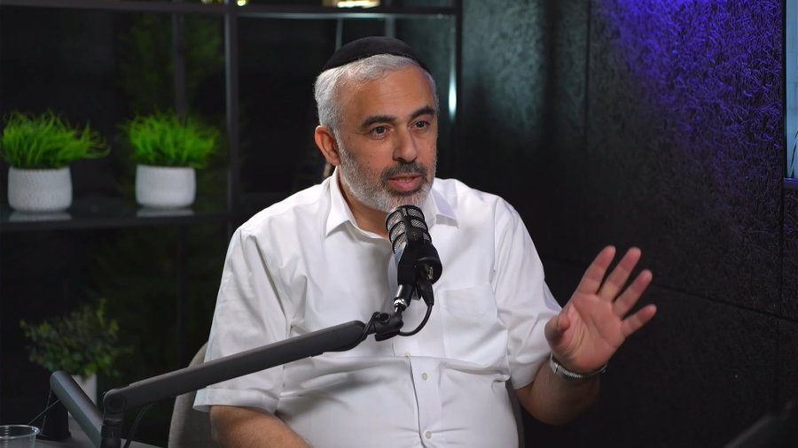 בפעם הראשונה, הוא ברח בבכי, כיום הוא סוחף אחריו את כל הקהל | צפו בסיפור המרגש של החזן