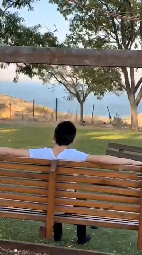 התרוממות הרוח של משרתי קודקוד בכפר חיטים - צפו