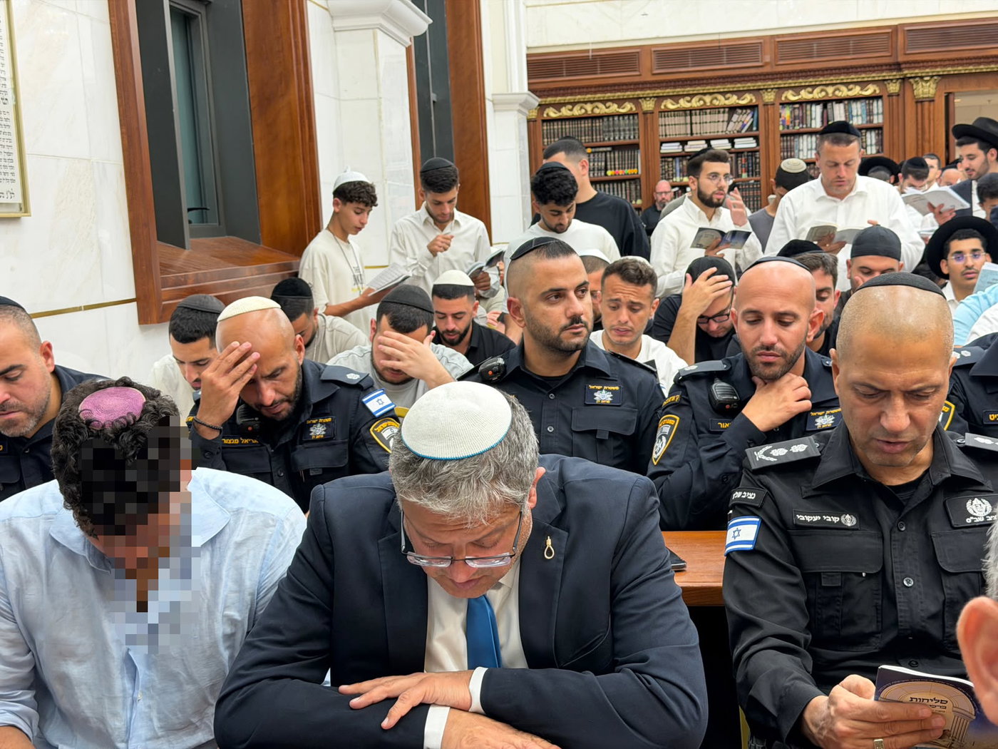 השר איתמר בן גביר ורב-גונדר קובי יעקובי בסליחות אצל הרב יגאל כהן