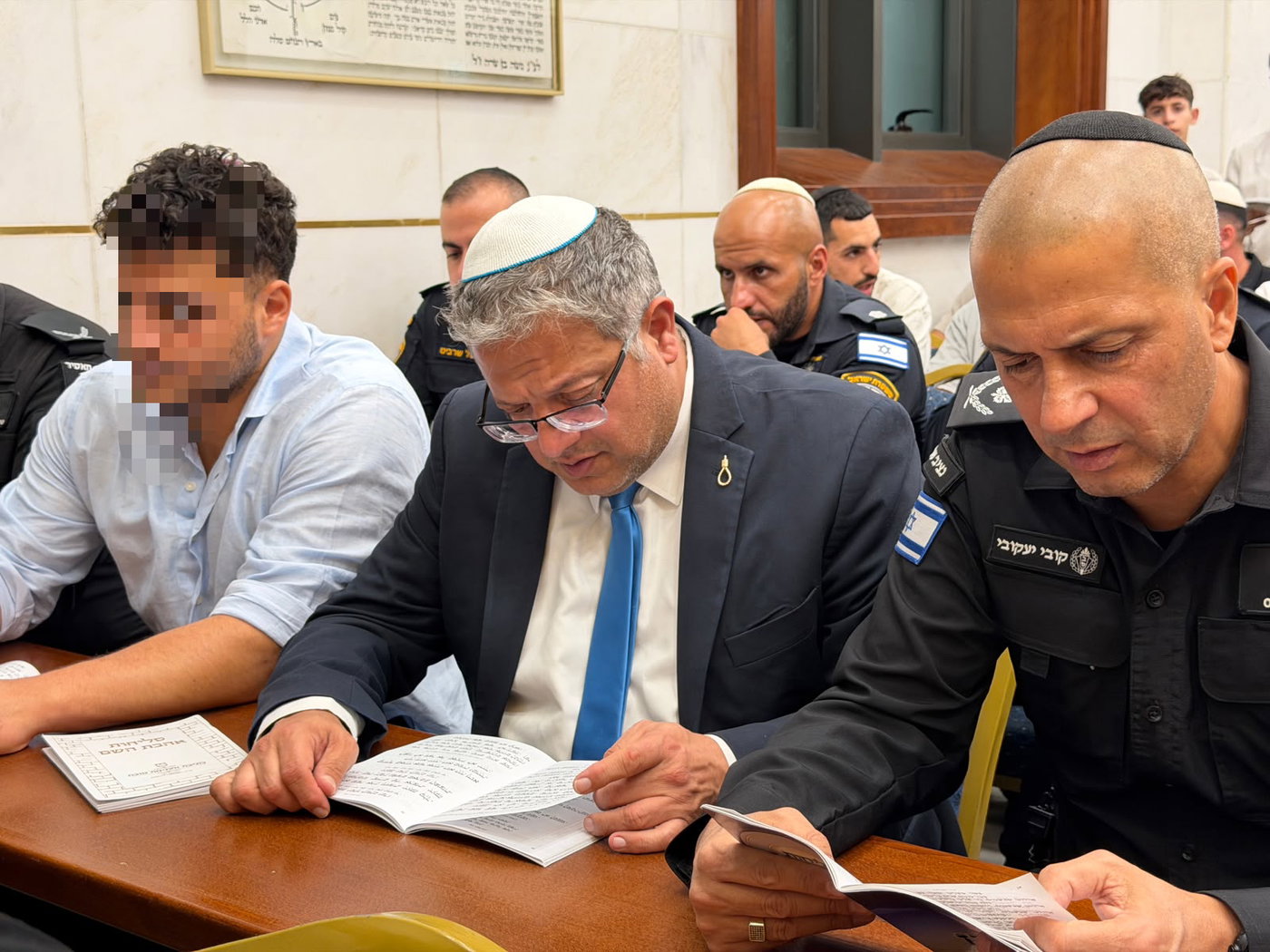 רב-גונדר קובי יעקובי, השר איתמר בן גביר ובנו בסליחות אצל הרב יגאל כהן