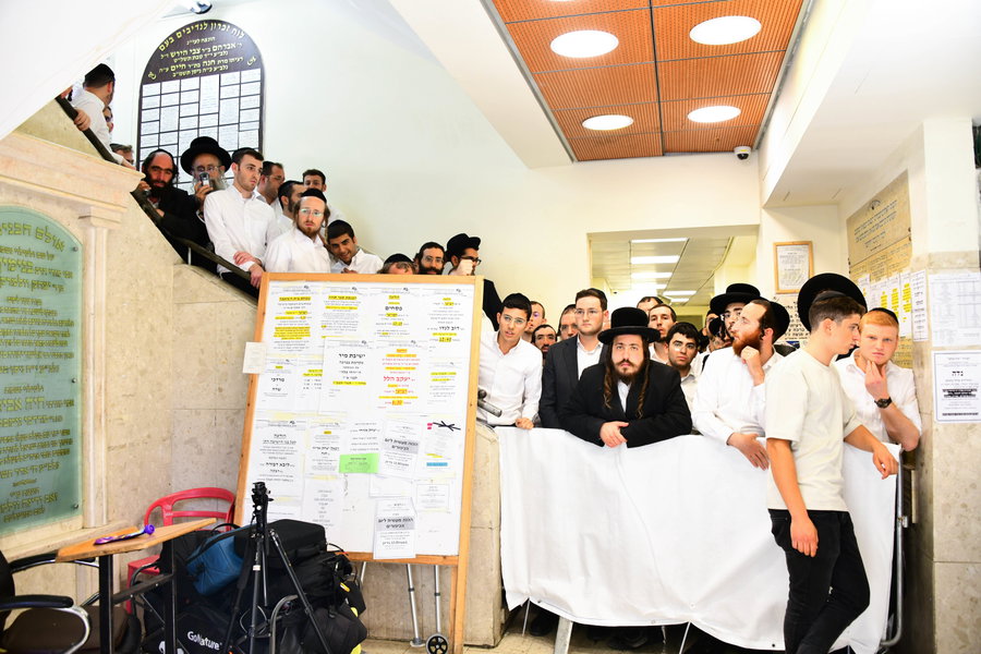 שיחה מסורתית וריקוד 'עוצו עצה': תיעוד ענק מהופעתו של הגר"ד לנדו בישיבת מיר