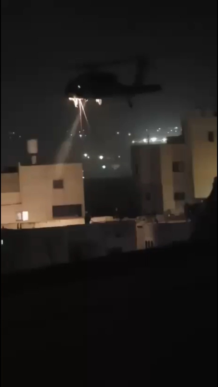 תיעוד חריג: לוחמי קומנדו משתלשלים ממסוק על גג מבנה