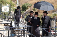האדמו"ר מאונגוואר בעליה לציון אביו בצפת