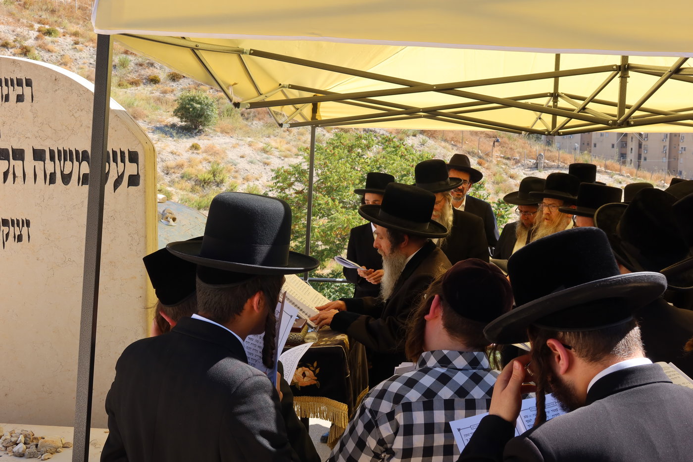 האדמו"ר מאונגוואר בעליה לציון אביו בצפת