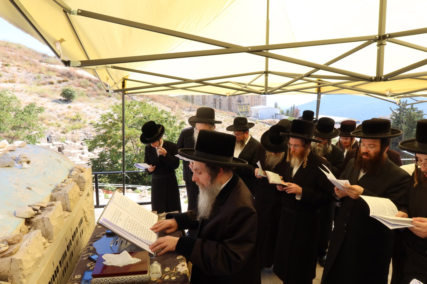 האדמו"ר מאונגוואר בעליה לציון אביו בצפת
