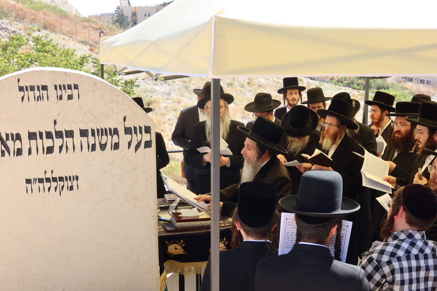 האדמו"ר מאונגוואר בעליה לציון אביו בצפת