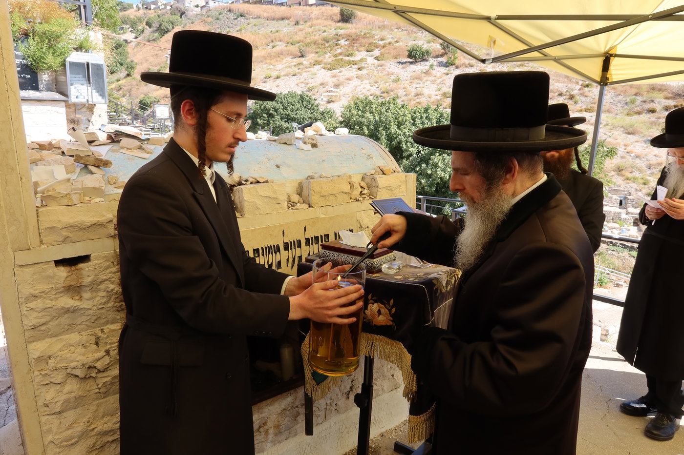 האדמו"ר מאונגוואר בעליה לציון אביו בצפת