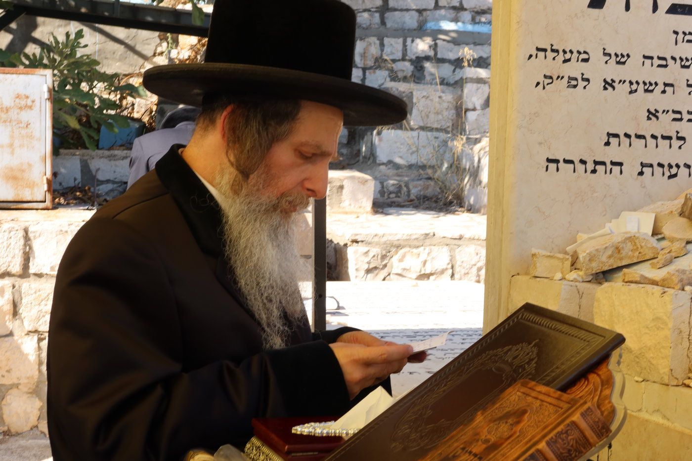 האדמו"ר מאונגוואר בעליה לציון אביו בצפת