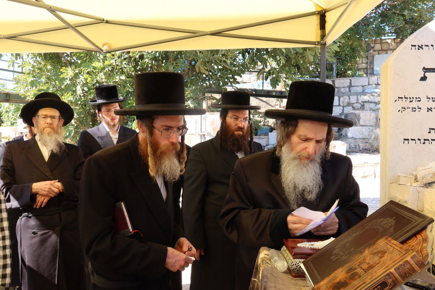 האדמו"ר מאונגוואר בעליה לציון אביו בצפת