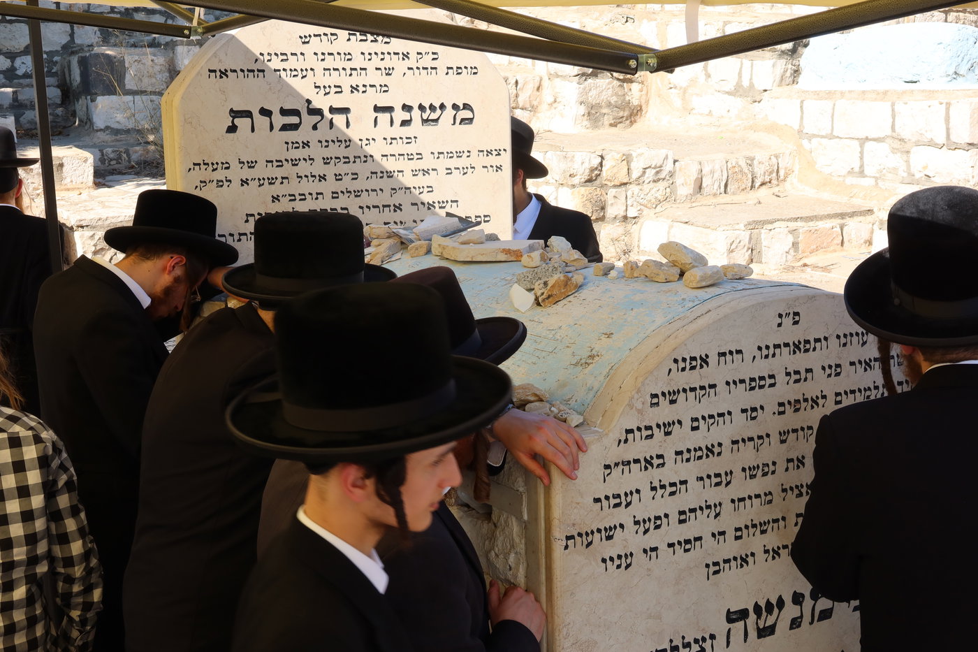 האדמו"ר מאונגוואר בעליה לציון אביו בצפת