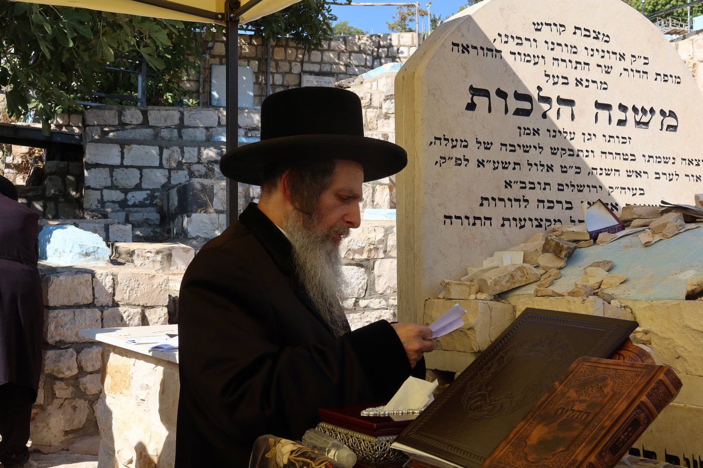 האדמו"ר מאונגוואר בעליה לציון אביו בצפת