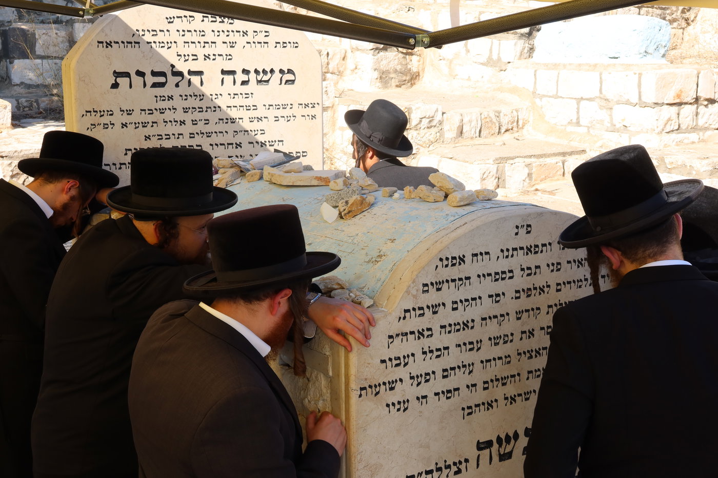 האדמו"ר מאונגוואר בעליה לציון אביו בצפת