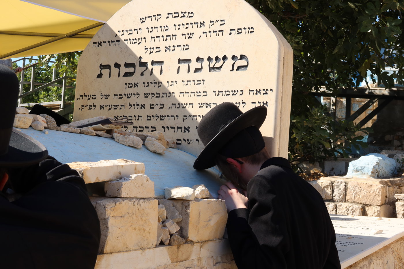 האדמו"ר מאונגוואר בעליה לציון אביו בצפת