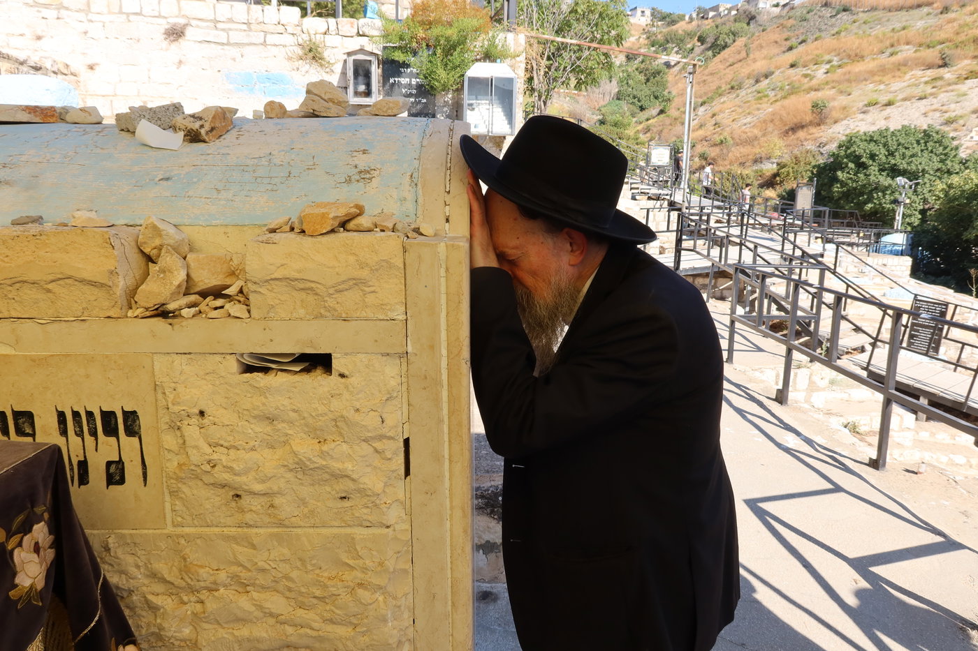 האדמו"ר מאונגוואר בעליה לציון אביו בצפת