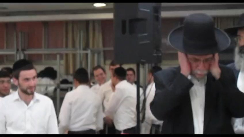 תיעוד: התלמיד בירך "שחלק" בשם ומלכות - ראש הישיבה אטם אוזניים וגער בו: "ברכה לבטלה!"