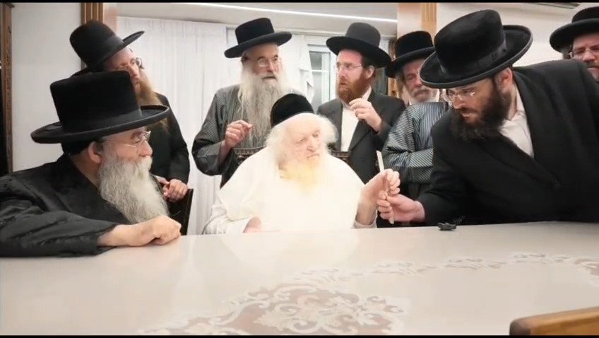 הגר"מ שטרנבוך בבדיקת סכינים