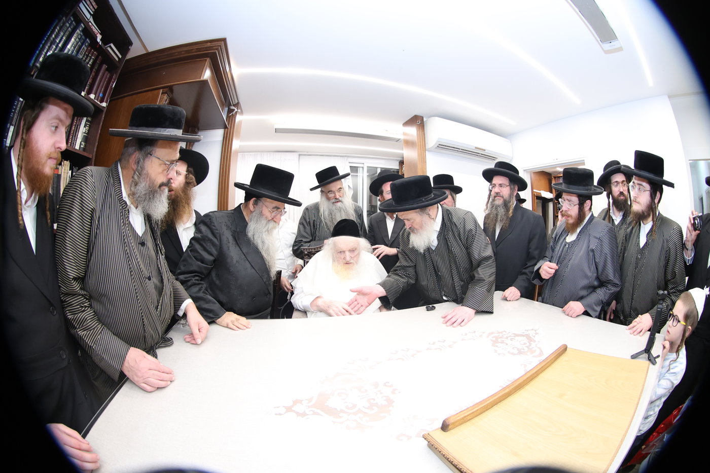 הגר"מ שטרנבוך בבדיקת סכינים