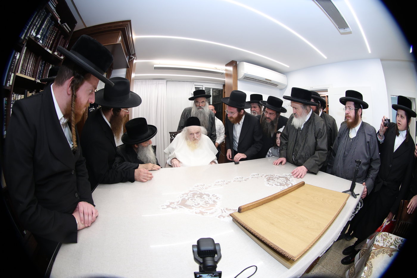 הגר"מ שטרנבוך בבדיקת סכינים