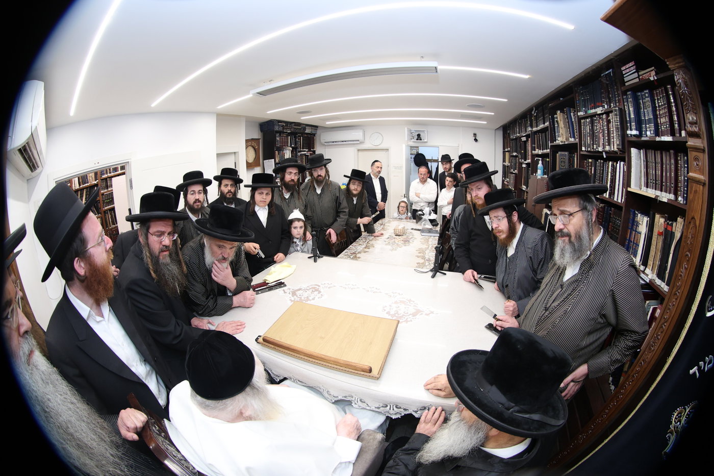 הגר"מ שטרנבוך בבדיקת סכינים