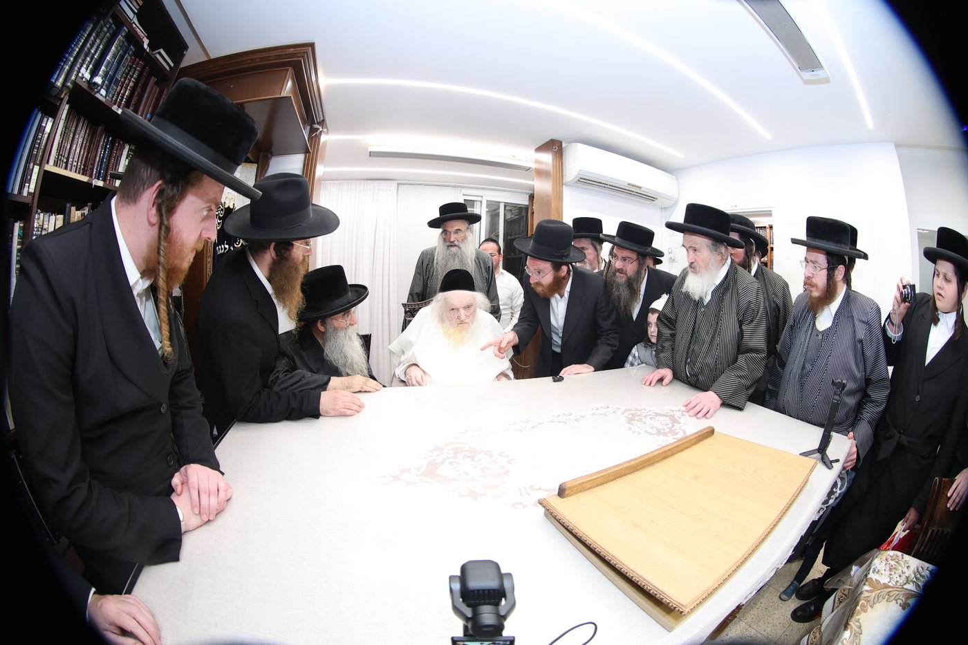 הגר"מ שטרנבוך בבדיקת סכינים