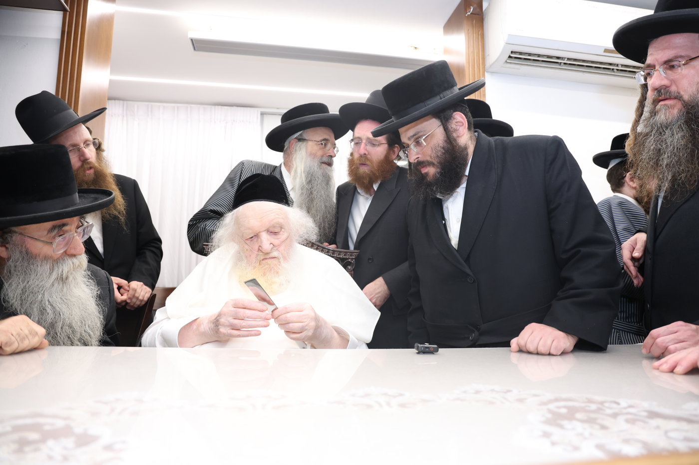 הגר"מ שטרנבוך בבדיקת סכינים
