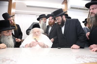 הגר"מ שטרנבוך בבדיקת סכינים
