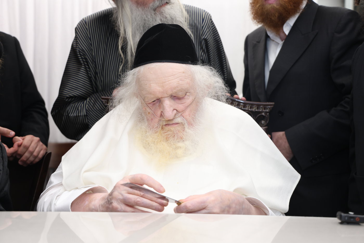 הגר"מ שטרנבוך בבדיקת סכינים