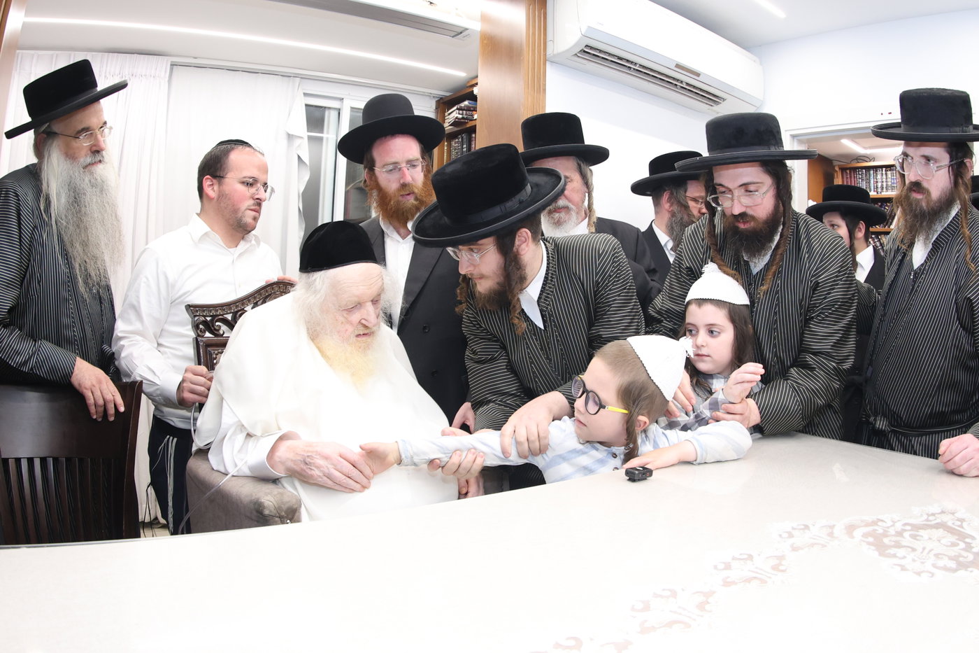הגר"מ שטרנבוך בבדיקת סכינים