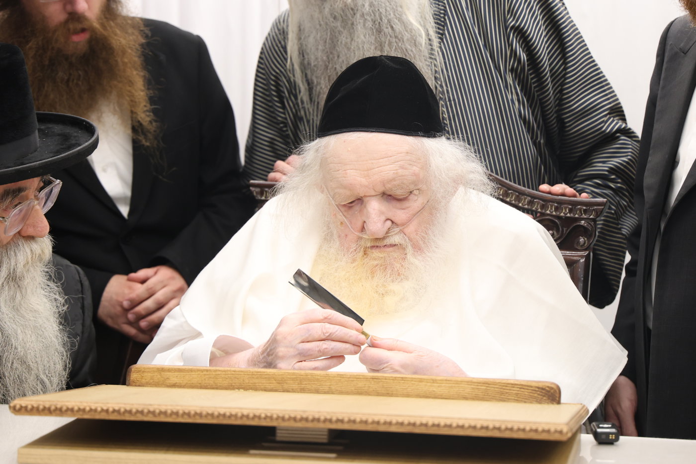 הגר"מ שטרנבוך בבדיקת סכינים