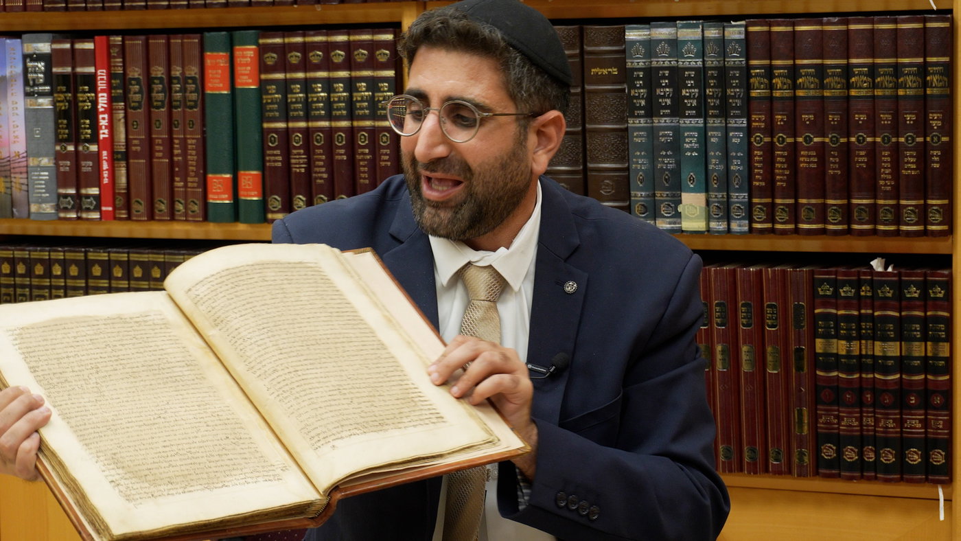 הגאון רבי דניאל ביטון פותח צוהר לעולם הנסתר • הנר שנדלק, הסוד מהוותיקן וכתב היד שחושש לפרסם