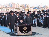 האדמו"ר מקרעטשניף באמירת תשליך באשדוד