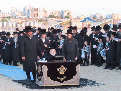 האדמו"ר מקרעטשניף באמירת תשליך באשדוד