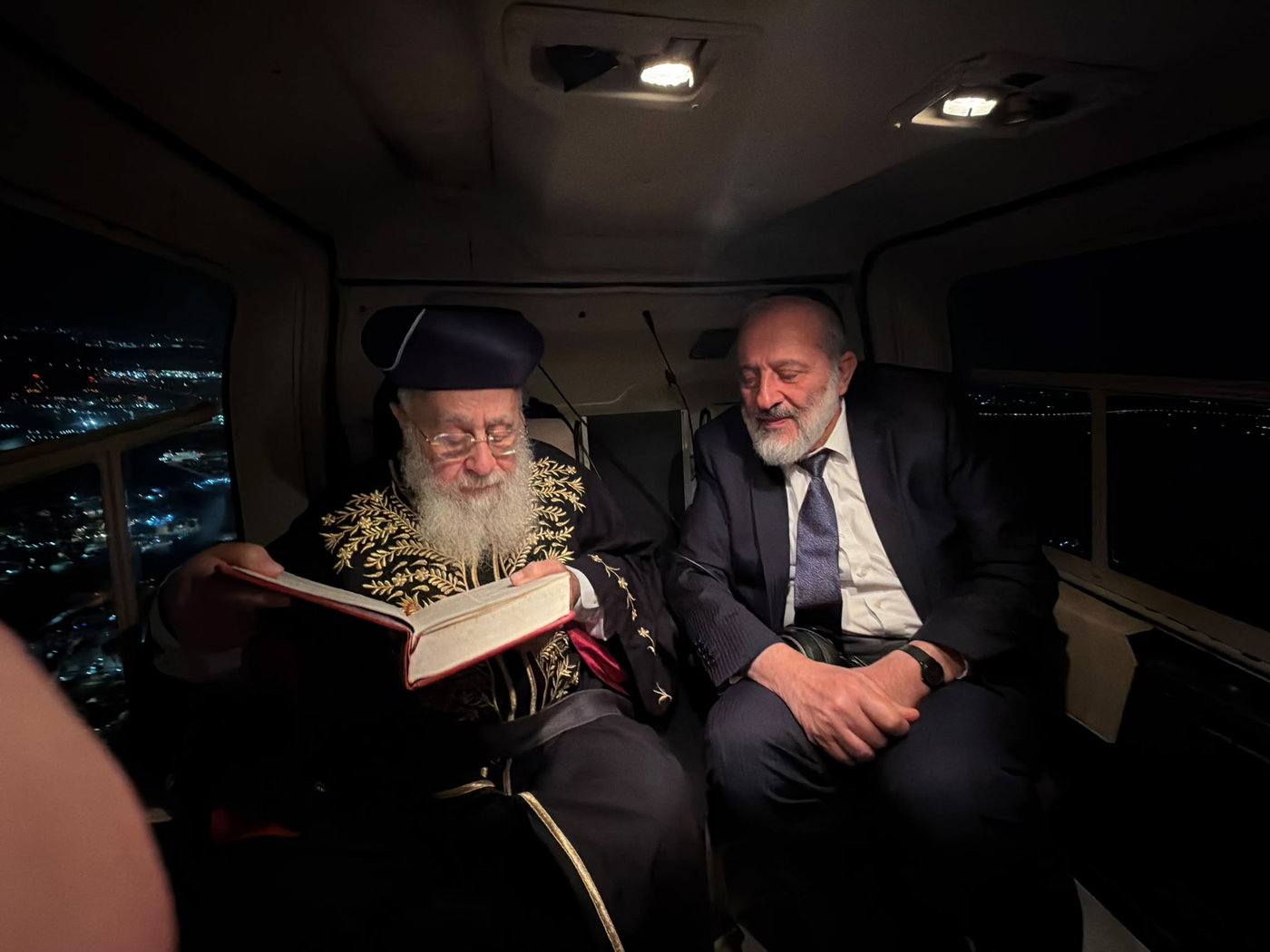 הראש"ל מעיין בלימוד כשלצידו יו"ר ש"ס דרעי