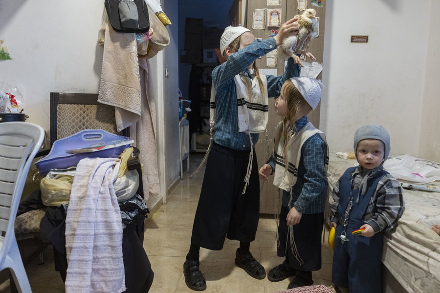 זה חליפתי: ברחובות מאה שערים, גם הילדים הקטנים עושים כפרות על תרנגול