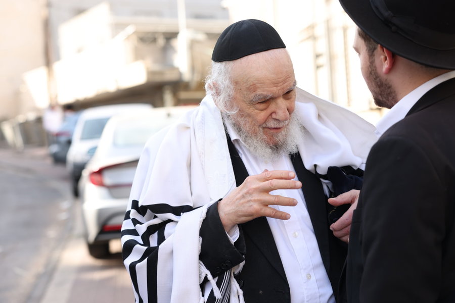 המנהיג שנצפה צועד לבדו; התיעוד מבני ברק שמכה גלים בעולם התורה