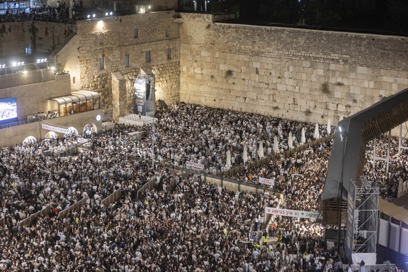 כמאה אלף איש במעמד סליחות מרטיט בכותל: שורדי השבי והשידור לכיכר החטופים