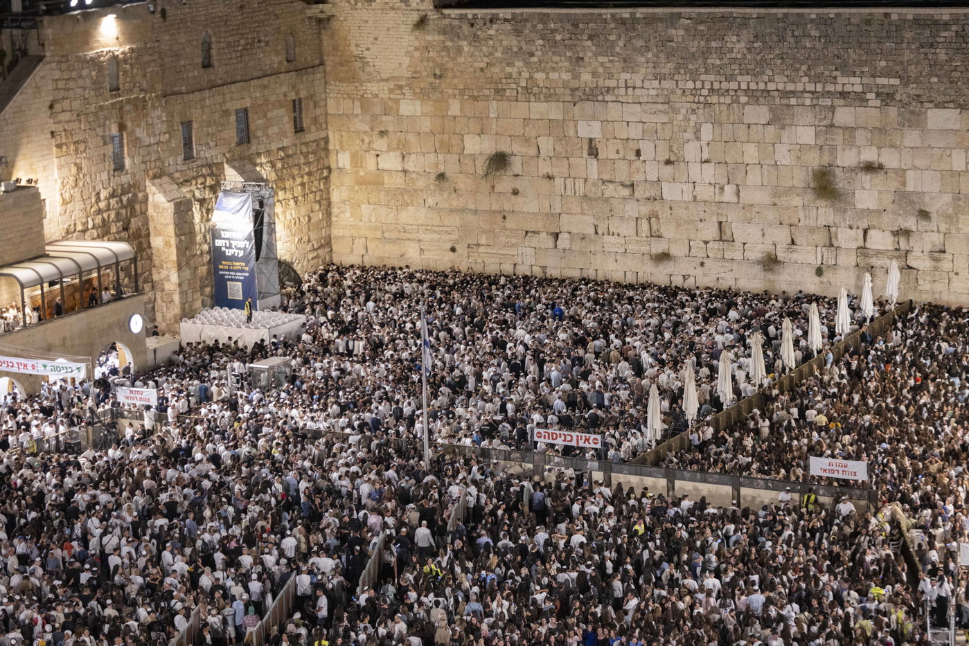 כמאה אלף איש במעמד סליחות מרטיט בכותל: שורדי השבי והשידור לכיכר החטופים
