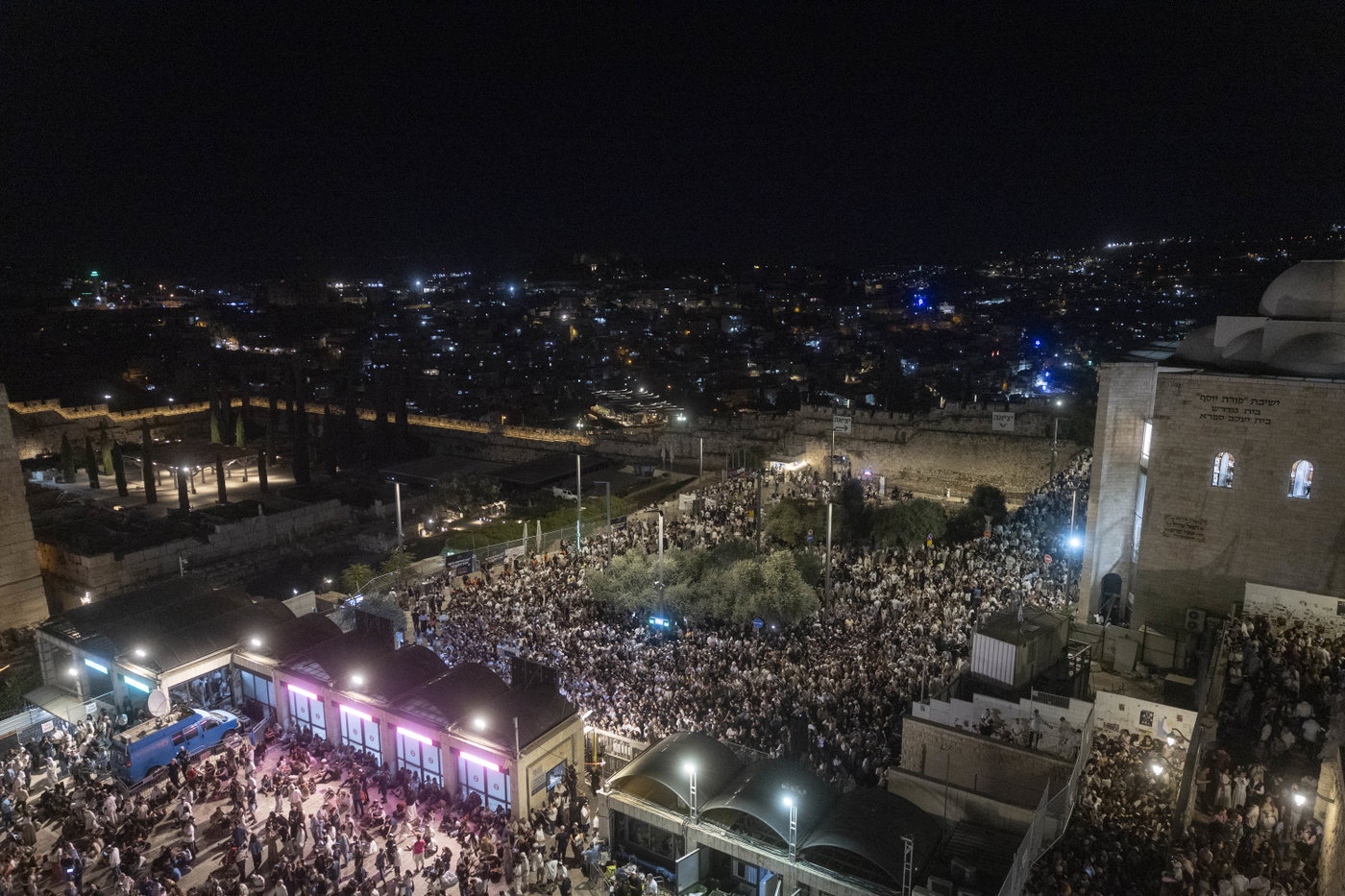כמאה אלף איש במעמד סליחות מרטיט בכותל: שורדי השבי והשידור לכיכר החטופים