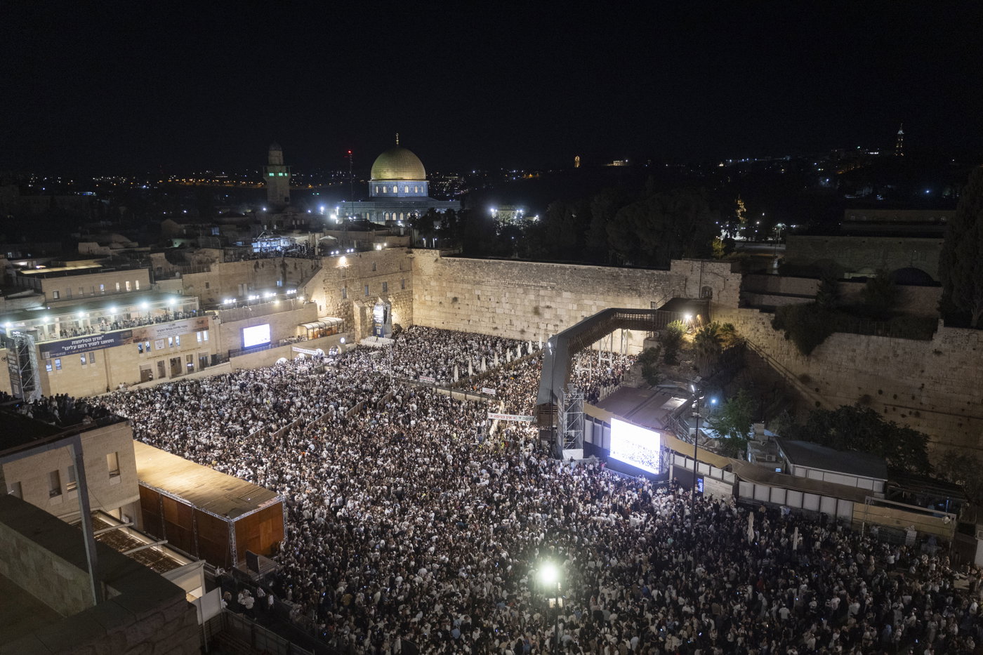 כמאה אלף איש במעמד סליחות מרטיט בכותל: שורדי השבי והשידור לכיכר החטופים