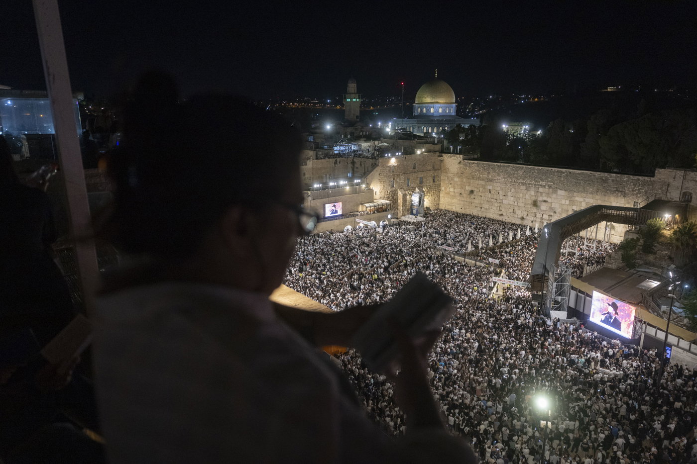 כמאה אלף איש במעמד סליחות מרטיט בכותל: שורדי השבי והשידור לכיכר החטופים