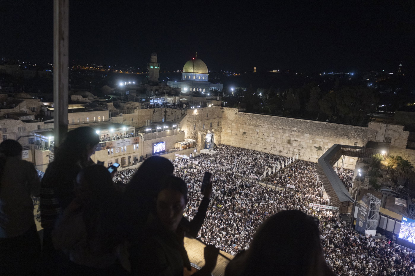 כמאה אלף איש במעמד סליחות מרטיט בכותל: שורדי השבי והשידור לכיכר החטופים