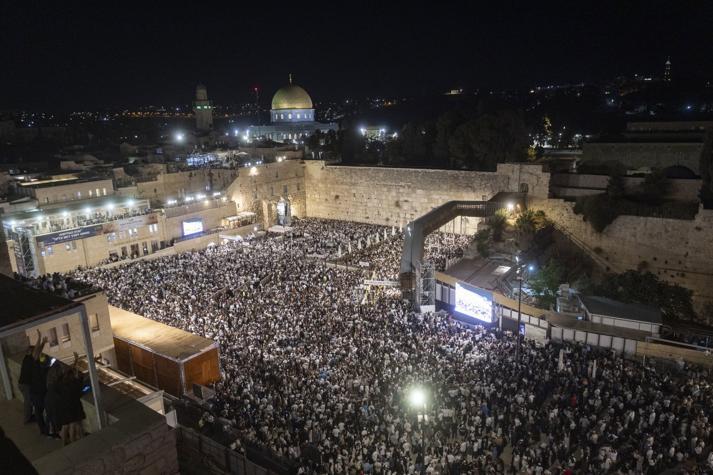 כמאה אלף איש במעמד סליחות מרטיט בכותל: שורדי השבי והשידור לכיכר החטופים
