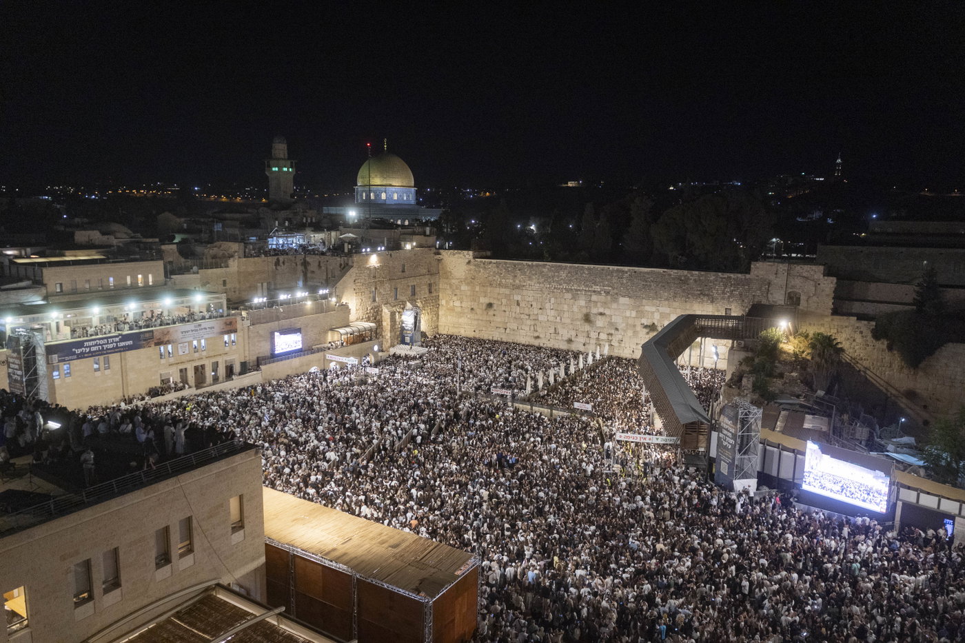 כמאה אלף איש במעמד סליחות מרטיט בכותל: שורדי השבי והשידור לכיכר החטופים