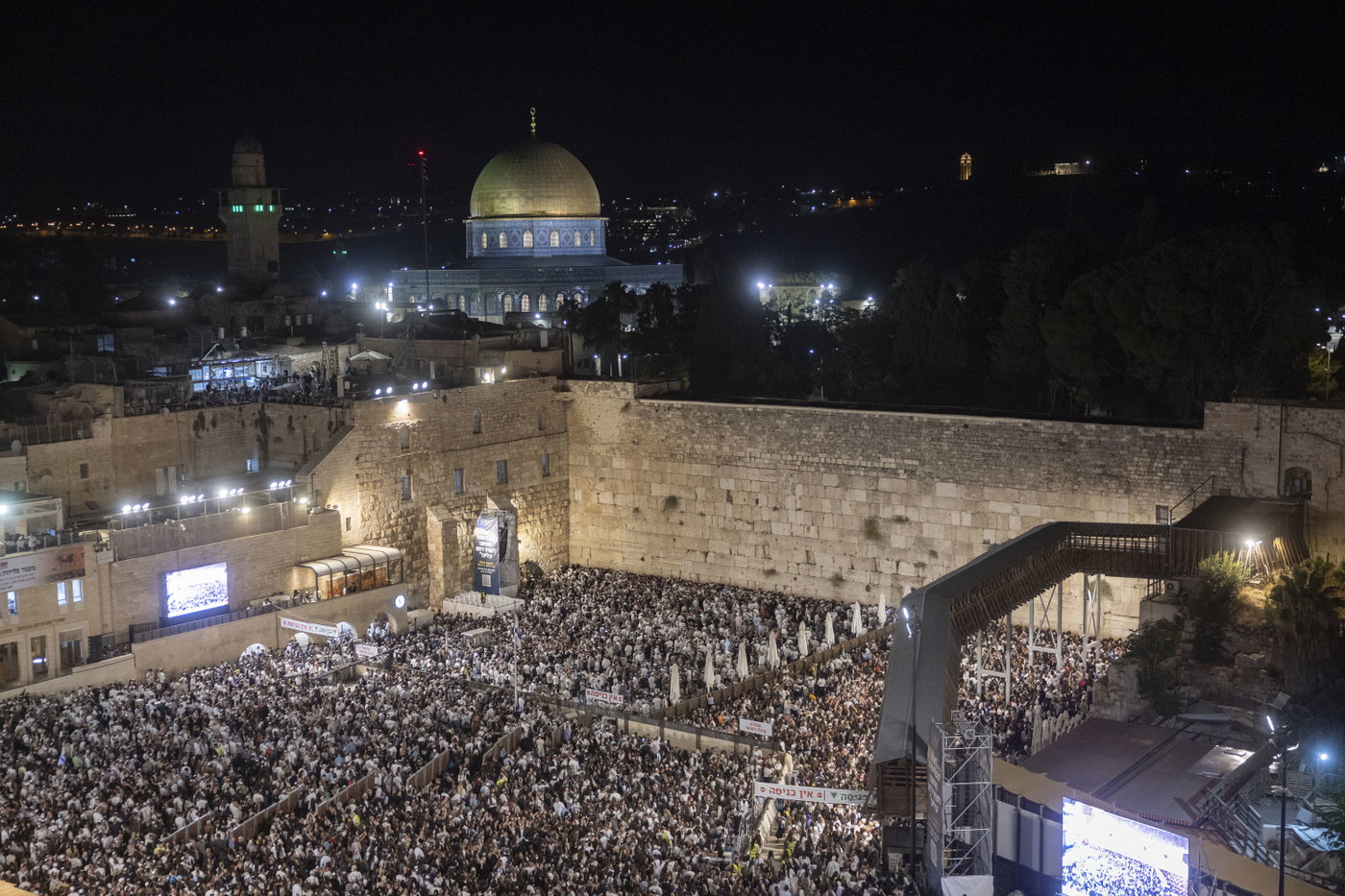 כמאה אלף איש במעמד סליחות מרטיט בכותל: שורדי השבי והשידור לכיכר החטופים