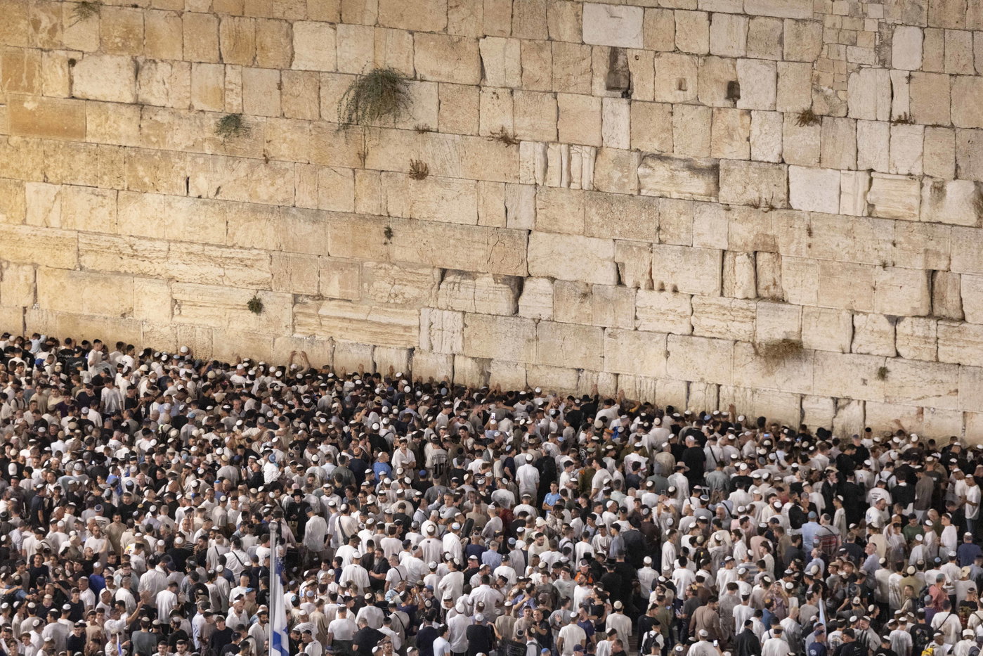 כמאה אלף איש במעמד סליחות מרטיט בכותל: שורדי השבי והשידור לכיכר החטופים