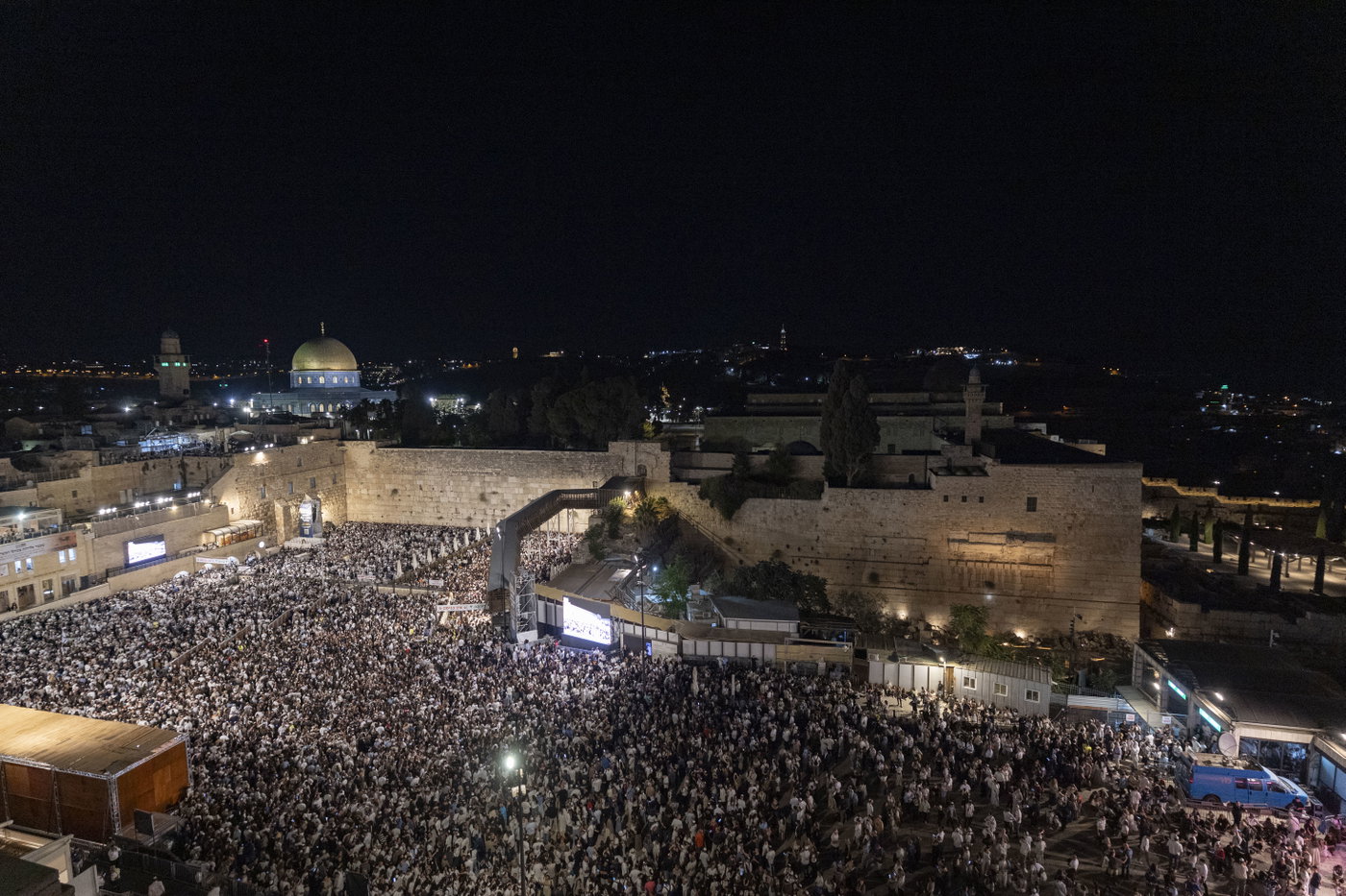 כמאה אלף איש במעמד סליחות מרטיט בכותל: שורדי השבי והשידור לכיכר החטופים