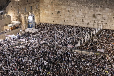 כמאה אלף איש במעמד סליחות מרטיט בכותל: שורדי השבי והשידור לכיכר החטופים